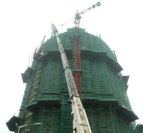 黑河吊车在工地上作业